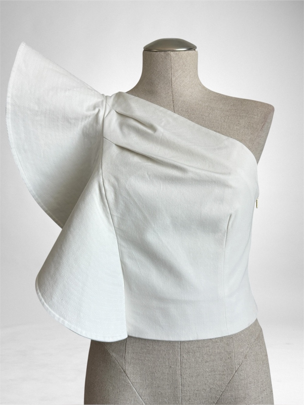 AMUR One-Shoulder Bow Top – Size 4 | White
